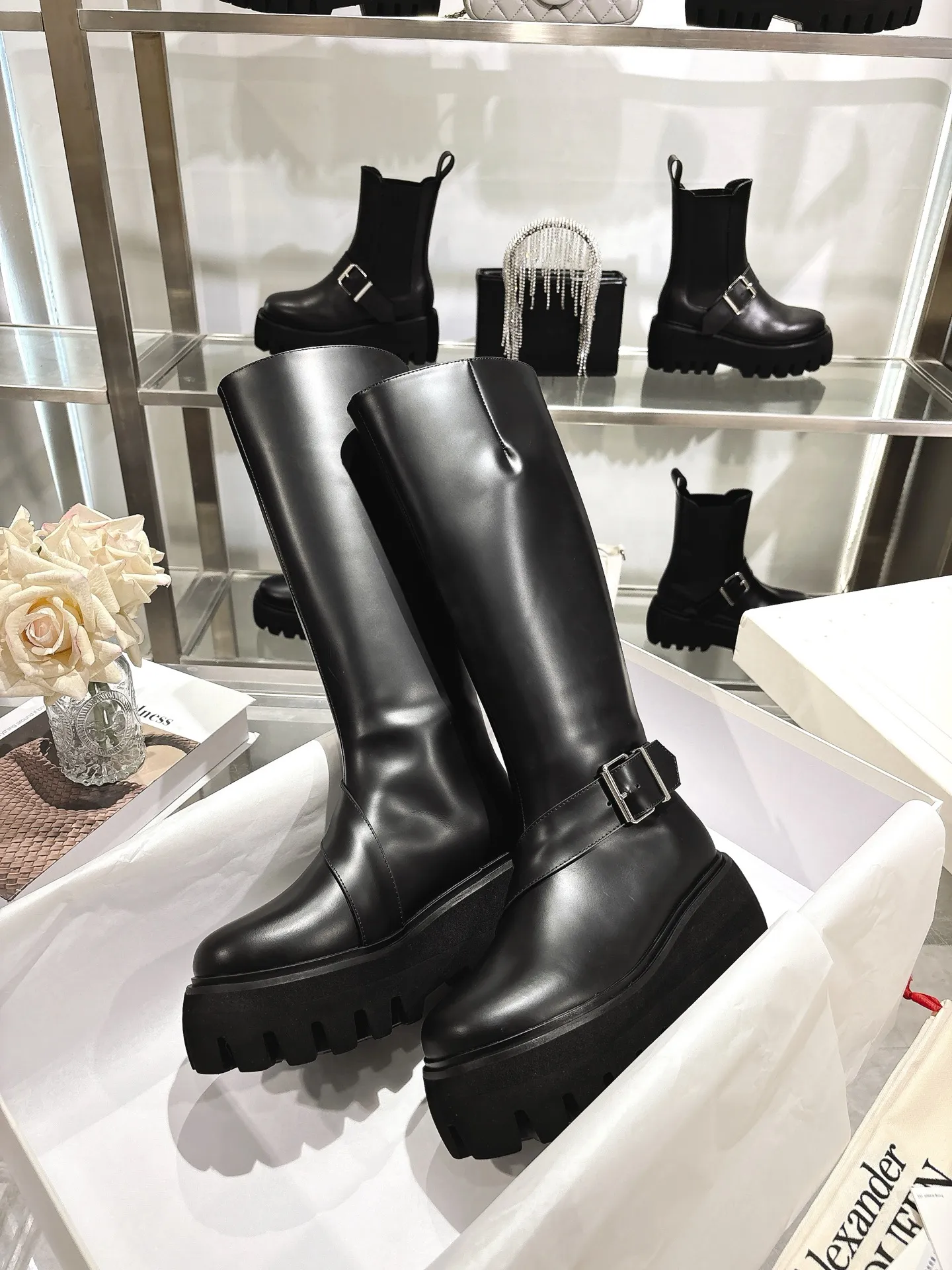 👟👟Ex-factory price 1000👟👟 The official website is synchronized with MCQUEEN/McQueen 2025 autumn and winter Sofa Chelsea boots. Silver metal buckle on the side of the shoe. Equipped with light flange and several layers of combined outsole. 6 cm thickness. Heel pull-on process. Black calfskin fabric. Women 35-40.